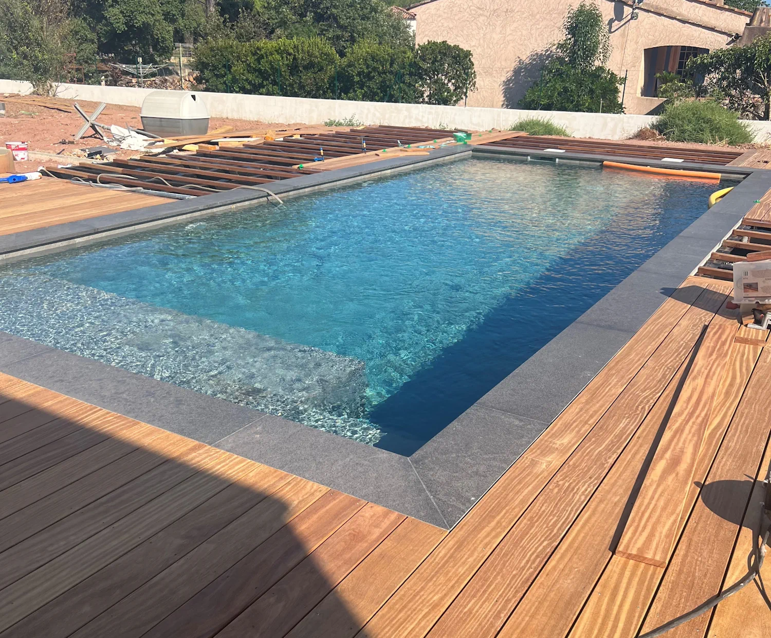 Construction piscine plage bois Puget sur Argens